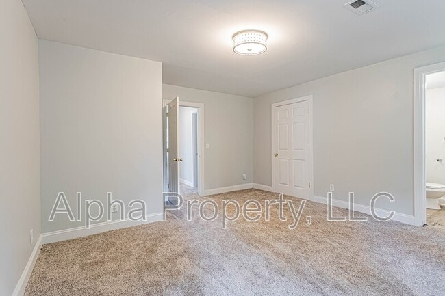 Building Photo - 7 Highlawn Ave