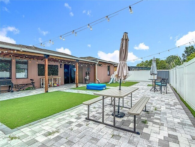 Building Photo - 911 La Terraza Lane