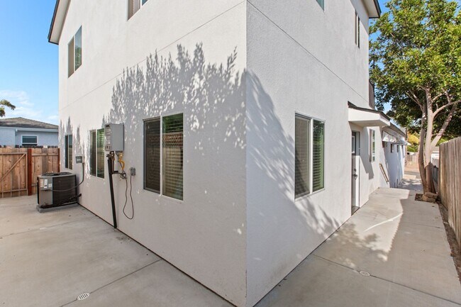 Building Photo - Private balcony + private patio!