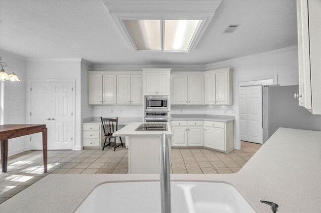 Building Photo - Stunning all-brick home on a large wooded lot