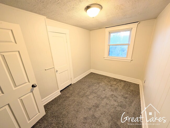 Building Photo - $200 OFF FIRST MONTH'S RENT - Lovely 3 Bed...