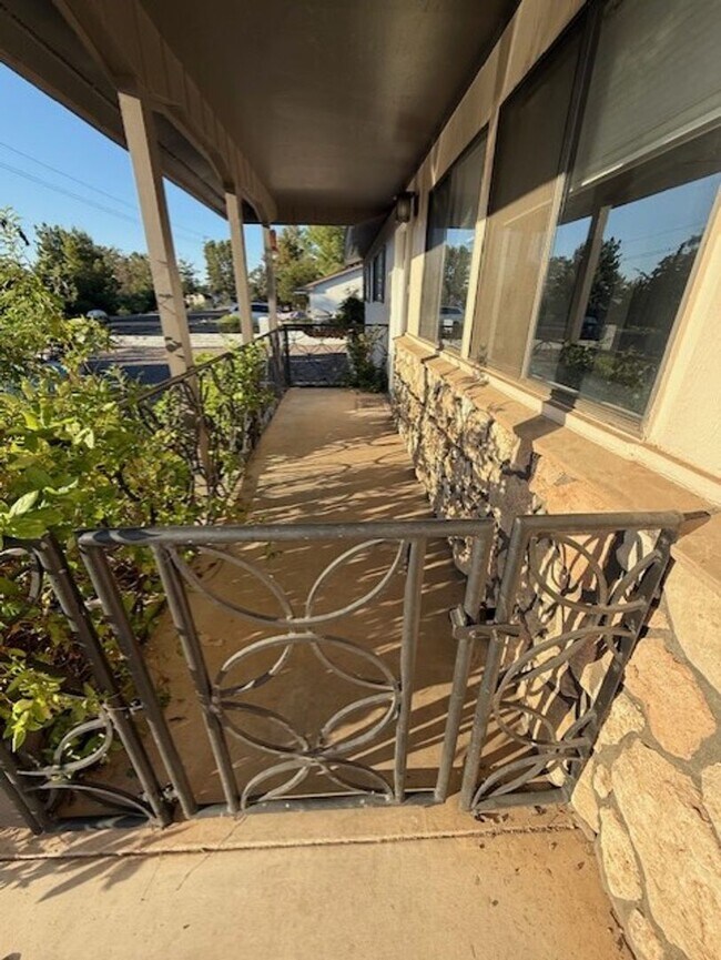 Building Photo - Wonderful Home 3 bed 1 bath with a Great Yard