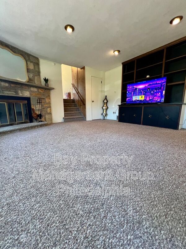 Building Photo - 303 Hedgerow Ln