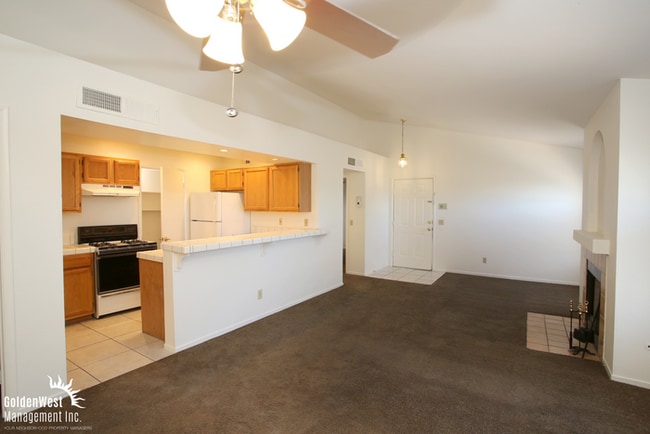Building Photo - Spacious 2Bdm 2Ba Condo with Fireplace & B...
