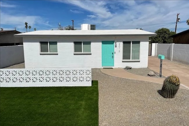 Building Photo - 2012 E Howe Ave