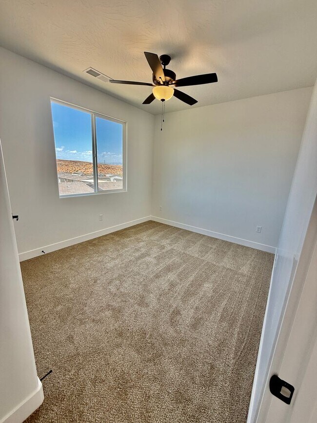 Building Photo - BRAND NEW Four Bedroom Townhome in Desert ...