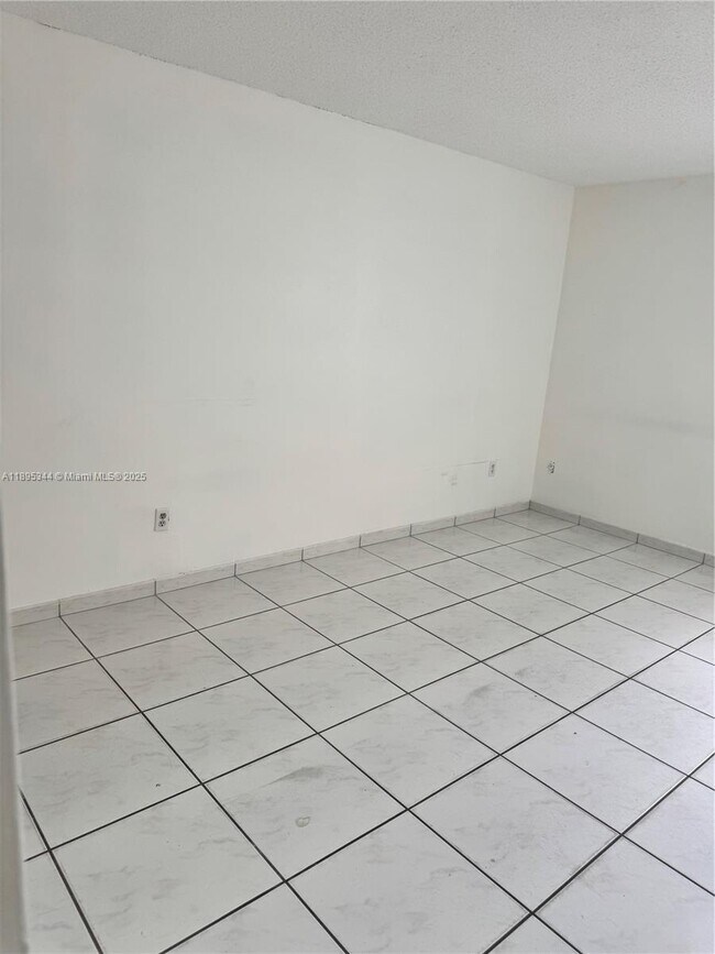 Building Photo - 14501 N Kendall Dr