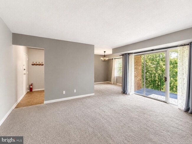 Building Photo - 3830 Lyndhurst Dr