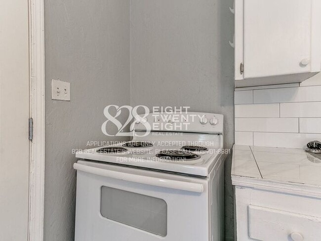 Building Photo - 3 Bed/1 Bath Single Family Home Available Now! Within 5 miles of TAFB!