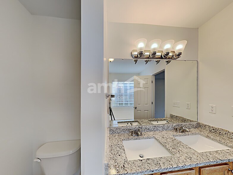 Building Photo - 1568 Pebble Ridge Dr