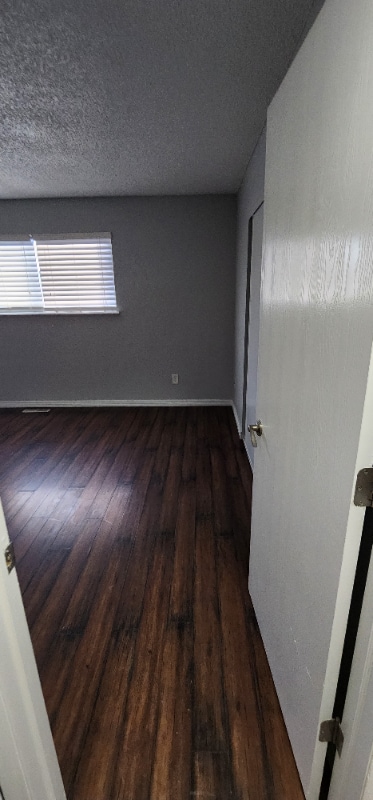 Building Photo - 300 Cottonwood Ln