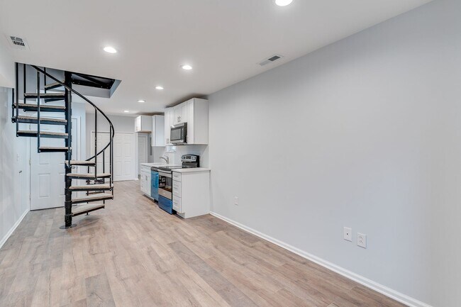 Building Photo - Newly Renovated Temple Apartment
