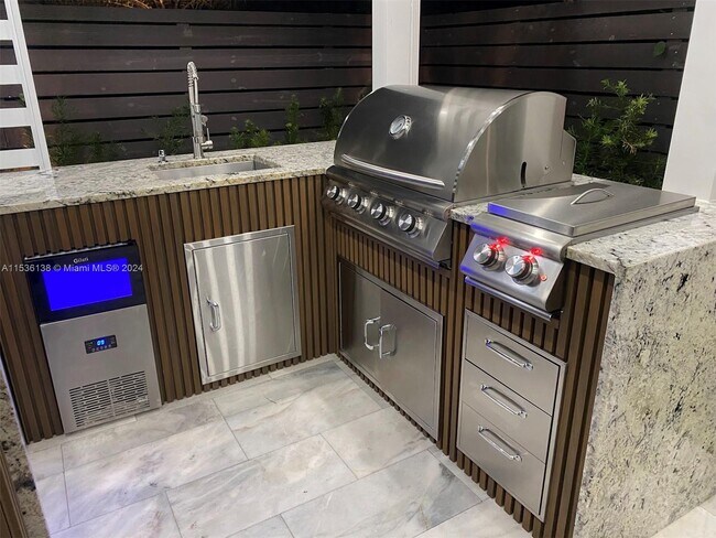 Building Photo - 8865 NW 160th Ter