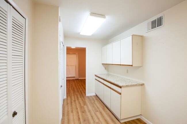 Building Photo - 921 Mossvine Dr