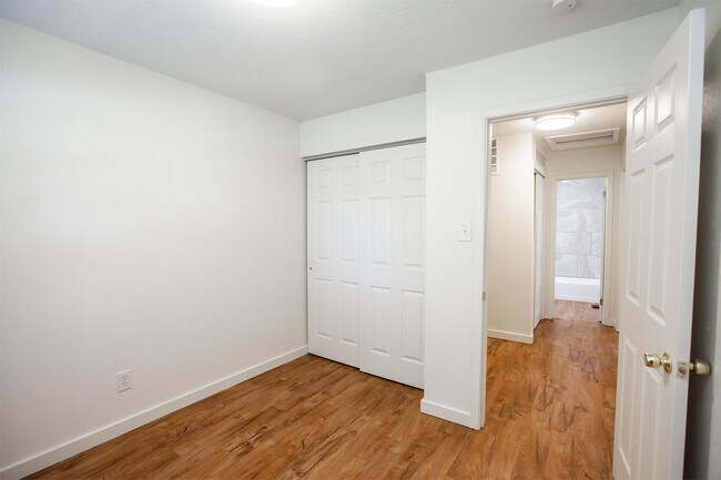 Building Photo - 1412 Hartford Rd