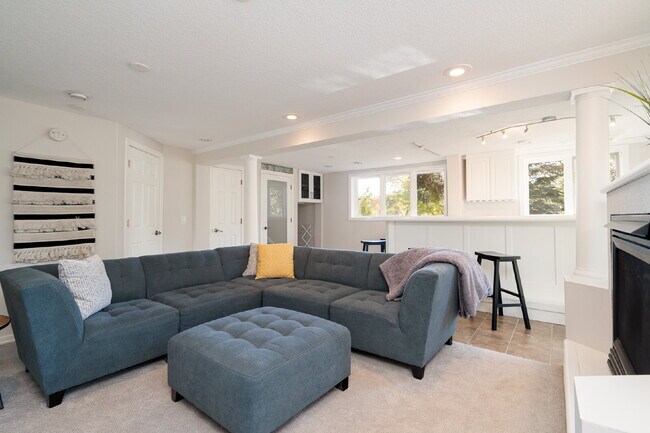Building Photo - Lake Minnetonka 3-Bedroom Modernized Home ...