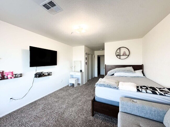 Building Photo - "Spacious 4-Bed, 3-Bath Condo in Desert Sky!"