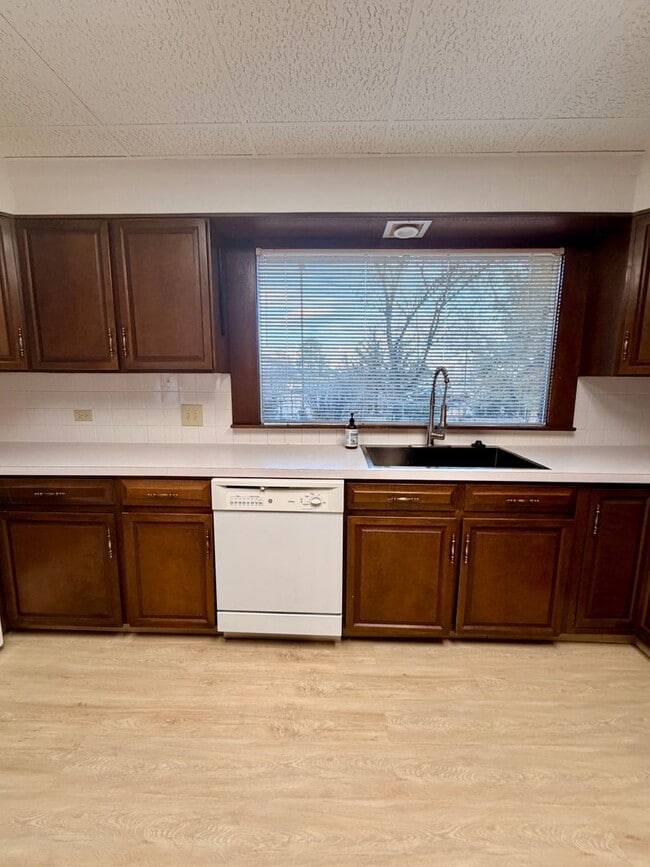 Building Photo - Vintage Home in an unbelievable location