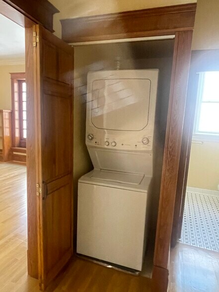 In unit laundry - 6042 Pershing Ave