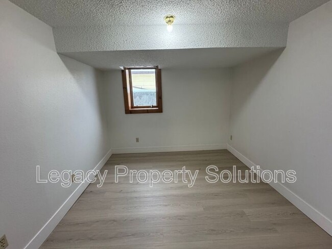 Building Photo - 609 N 13th St