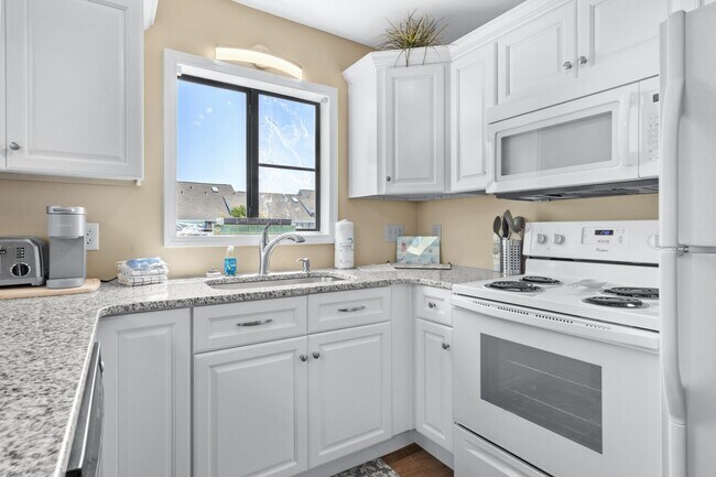 Building Photo - Fully Furnished W/ All Utilities Included! Seasonal Rental available 11/30/25-3/31/26