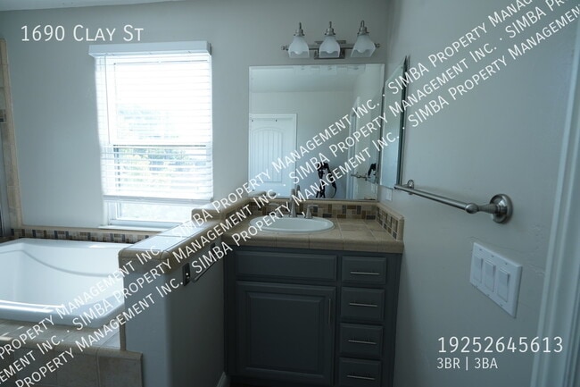 Building Photo - 1690 Clay St