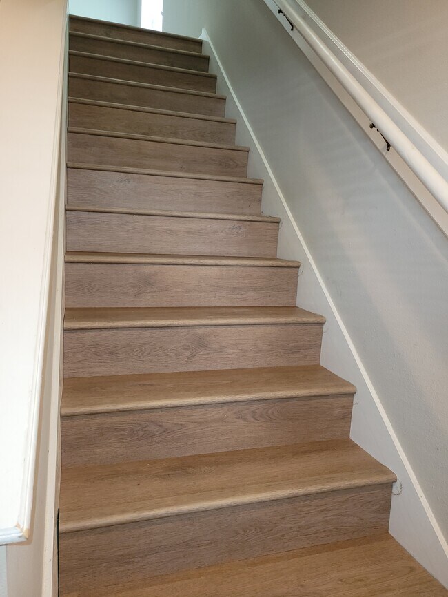 Building Photo - 301 Cherry Way