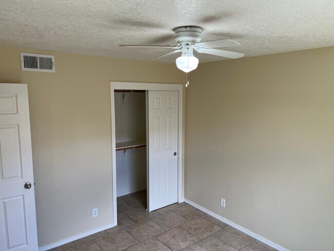 Building Photo - 1816 Buena Vista Dr SE