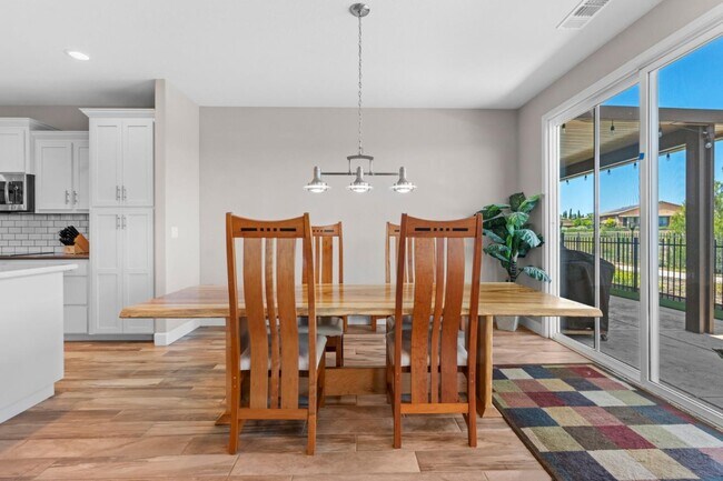 Building Photo - 377 Silver Ridge Dr