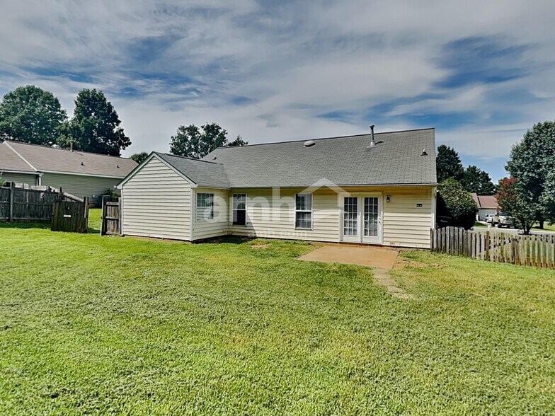 Building Photo - 821 Barbee Farm Dr