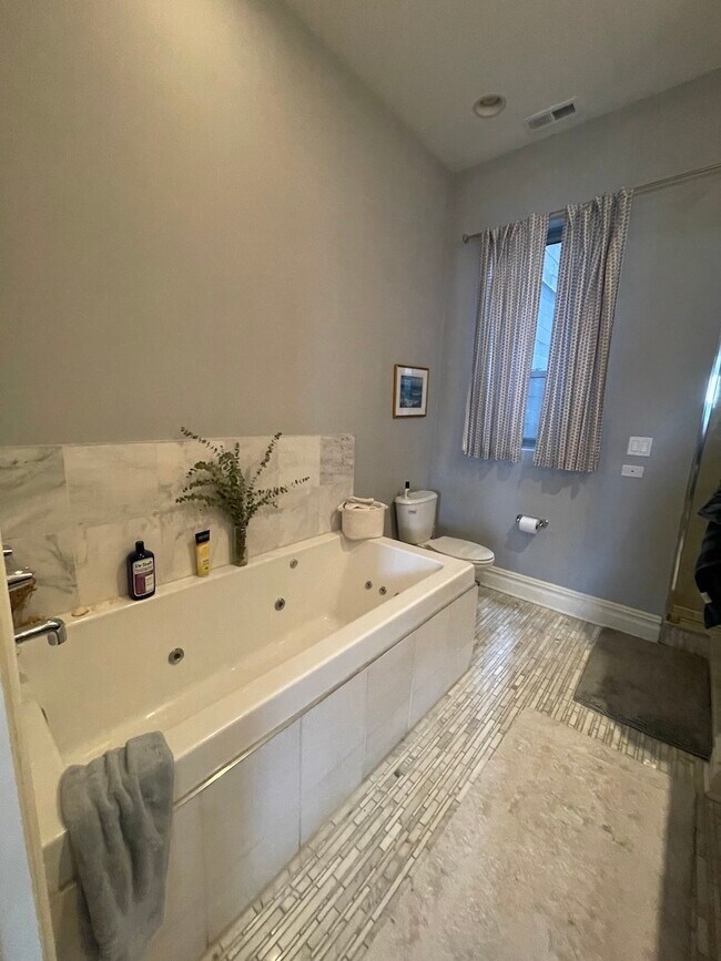 Building Photo - 1746-52 W North Ave