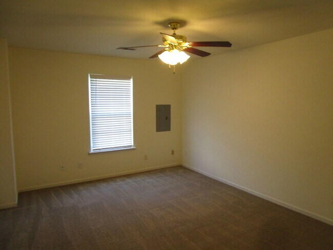 Building Photo - 1725-1727-1727 Louise Cir