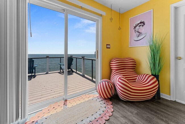 Building Photo - Grand View 115