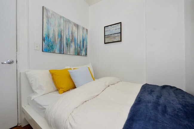 Building Photo - 416 W 46th St