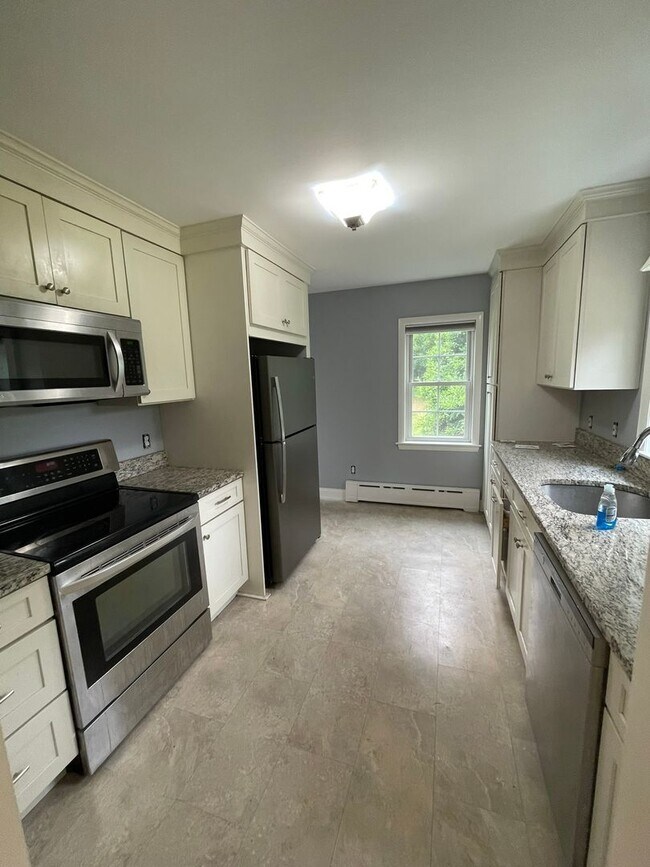 Building Photo - Single-Family Home for Rent - Dover, NH