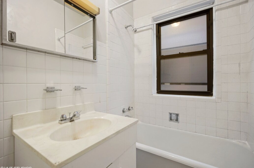 Building Photo - 1312 Oak Ave