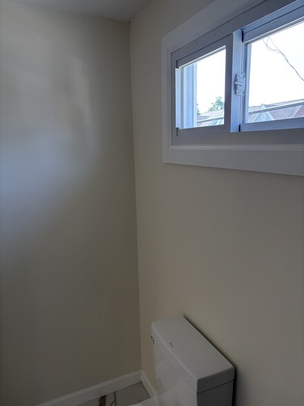 Building Photo - 585 McChesney St