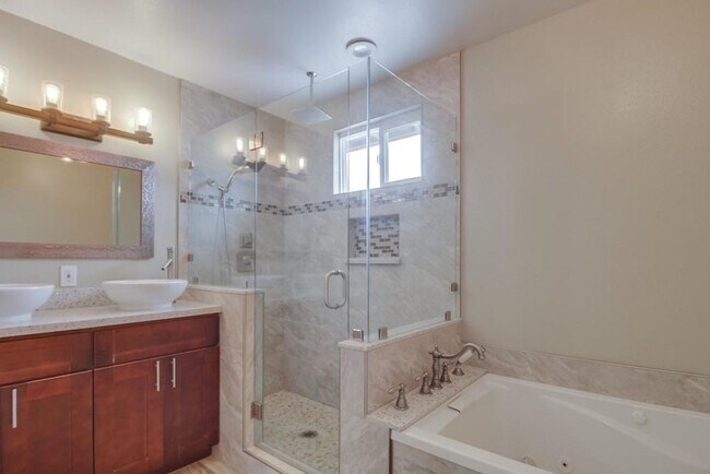 Building Photo - 5 bedroom Home with Large Private Yard