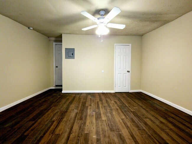 Building Photo - MOVE-IN SPECIAL: Cozy 3 Bedroom Home in East Lubbock