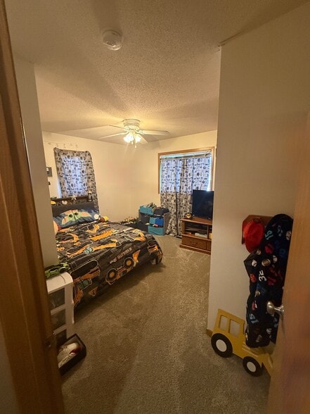 Building Photo - 413 Lilac Ln