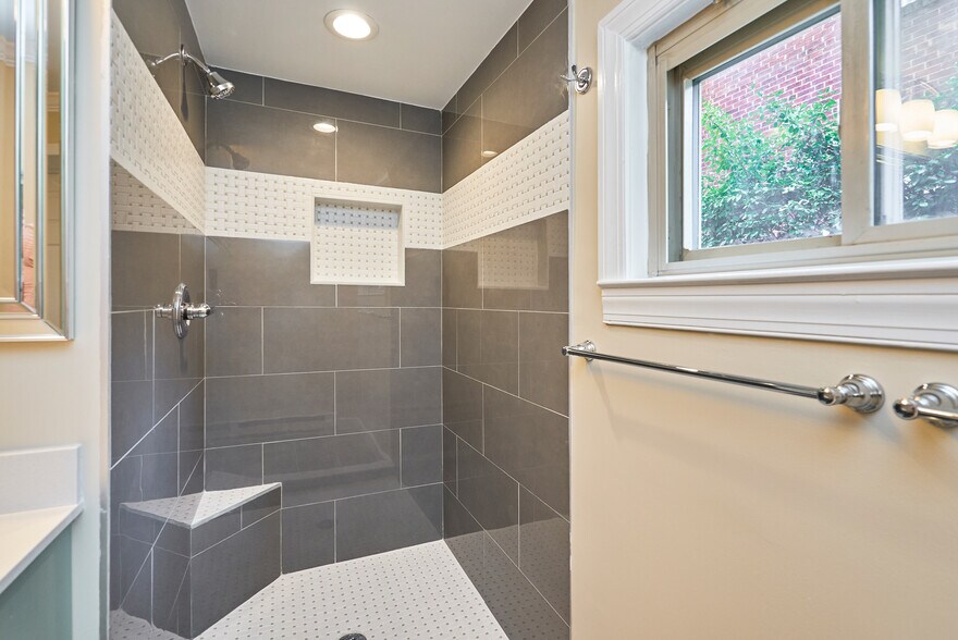 Building Photo - 805 23rd St S