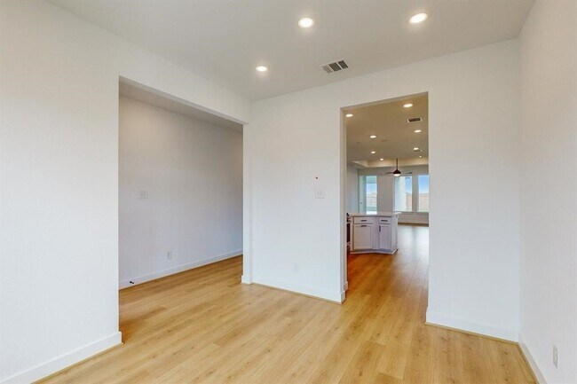 Building Photo - 9510 Dearborn Creek Dr