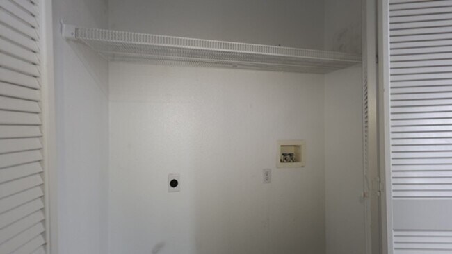 Building Photo - Very Nice 2 Bedroom and 2 Bathroom Apartment $2,300 + $175.00 WSG