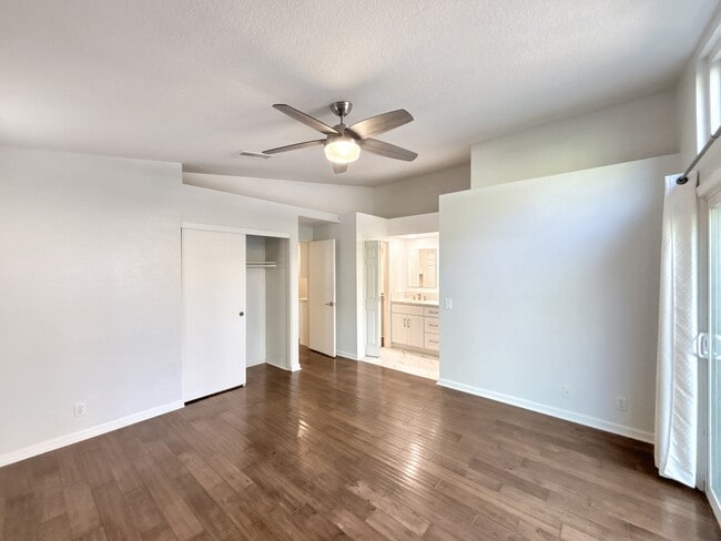 Building Photo - 5 Cll Rienda