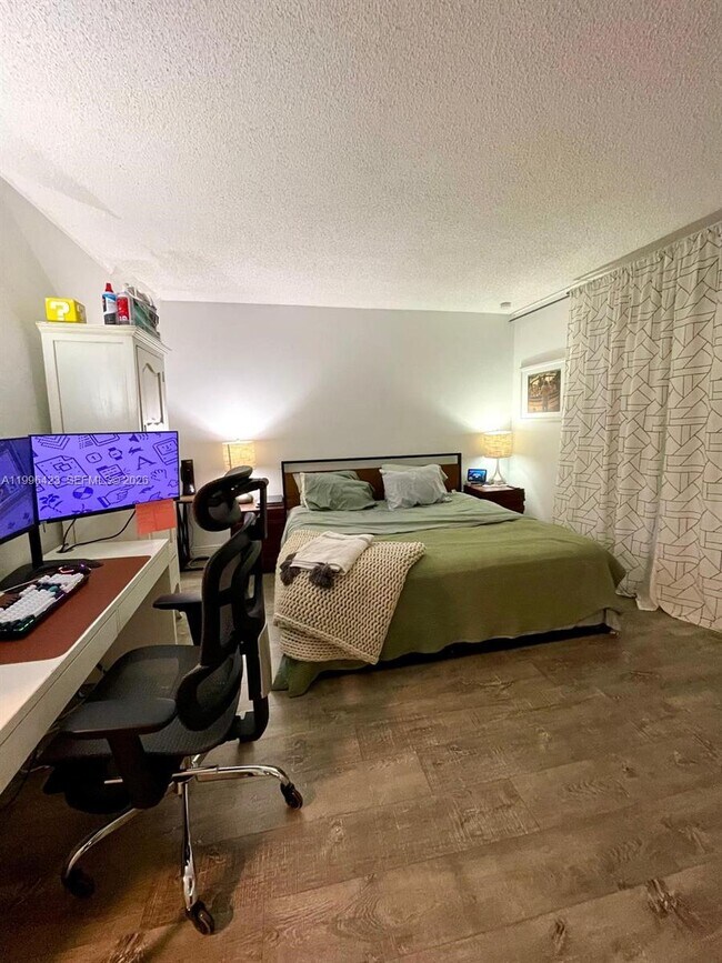 Building Photo - 8423 SW 137th Ave