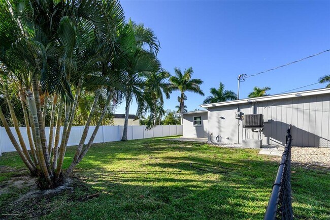 Building Photo - 927 W Olympia Ave