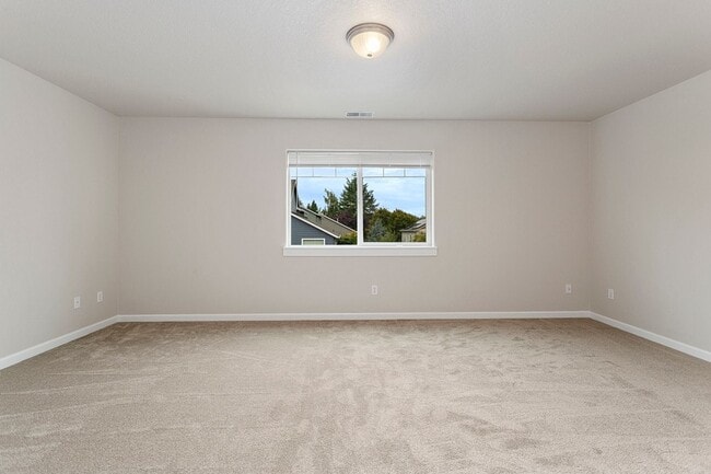 Building Photo - 4 bedrooms 2.5 bath, fenced backyard, AC, ...