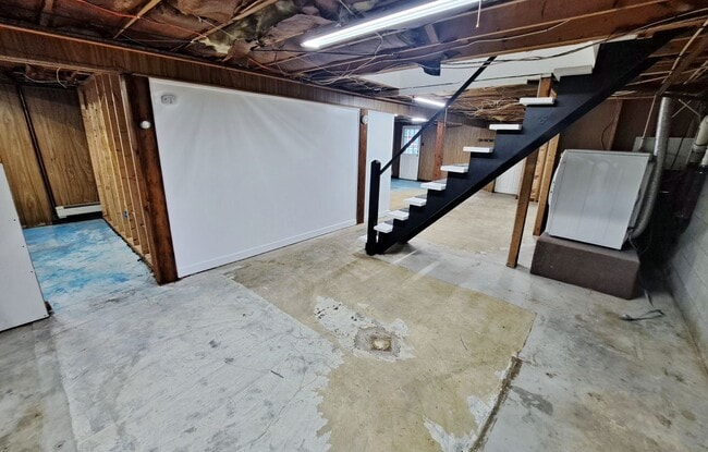 Building Photo - 3 Bed / 1-1/2 Bath Single Family Home