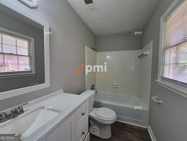 Building Photo - 808 Wilson Cir SW