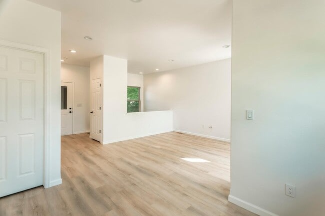 Building Photo - 94 Castle Ridge Dr